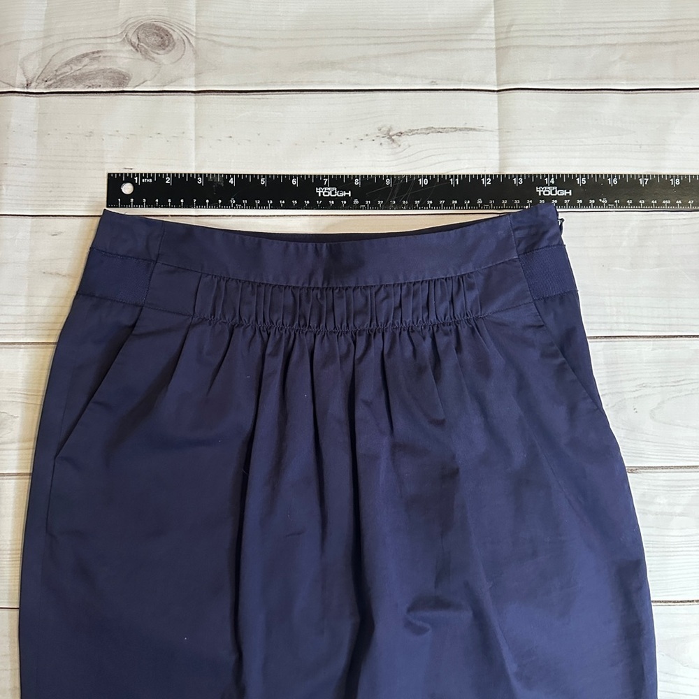 Banana Republic skirt, size 2, navy, fashion, stylish, versatile, office wear - Picture 4 of 9